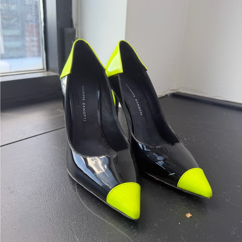 Giuseppe Zanotti Black and Neon Yellow Patent Pointed-Toe Stiletto Pumps - Picture 2 of 6